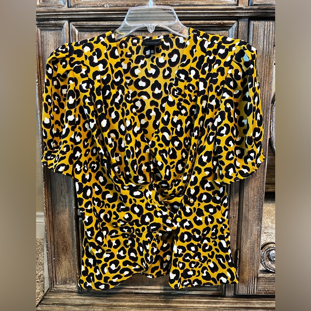 Who What Wear yellow gold cheetah print short sleeve blouse Size M leopard fall